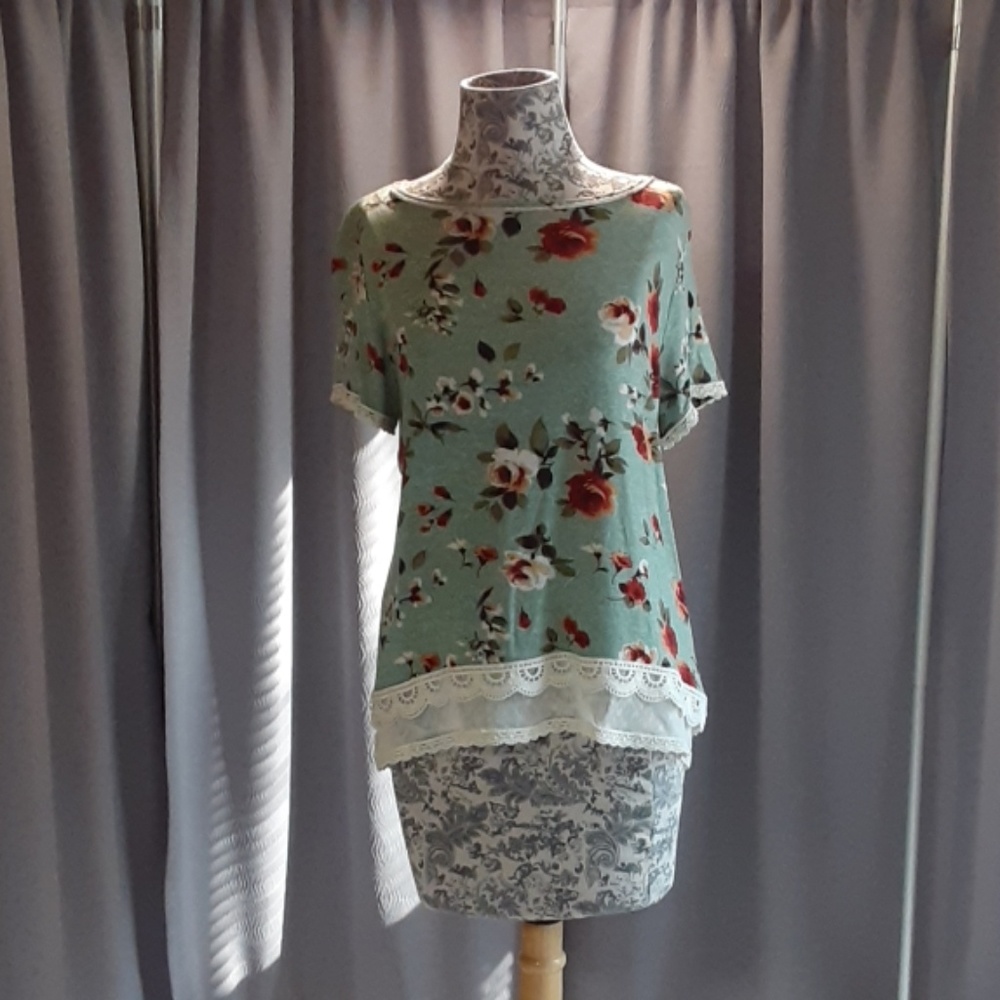 Large Rewind brand floral lace shirt
